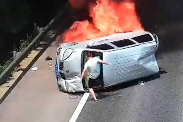 Xe Mercedes bất ngờ phát nổ rồi cháy trơ khung trên cầu Bạch Đằng-1