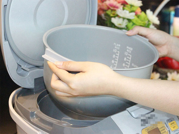 Cơm trắng dẻo, lâu thiu chỉ nhờ một mẹo nhỏ này-1