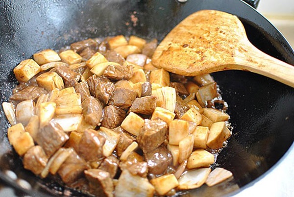 Vẫn là thịt bò, mẹ đổi chiêu xào kiểu này cả nhà ăn ngay lập tức-7