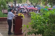 Thầy hiệu trưởng đứng giữa trời mưa phát biểu trong tiết chào cờ cuối cùng của học sinh cuối cấp: 12 năm đi học sắp hết thật rồi sao?