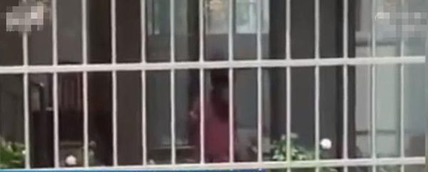 Bé gái 3 tuổi bị mẹ ruột tát liên tiếp 9 lần trong 45 giây, nguyên nhân đưa ra khiến ai nghe cũng phẫn nộ-1