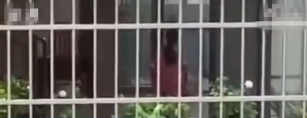 Bé gái 3 tuổi bị mẹ ruột tát liên tiếp 9 lần trong 45 giây, nguyên nhân đưa ra khiến ai nghe cũng phẫn nộ-3