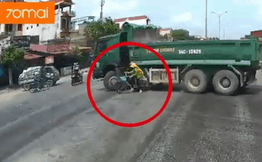 CLIP: Đứng cạnh xe ben suýt bị cán, người phụ nữ có hành động vớt vát khiến dân tình tranh cãi-1