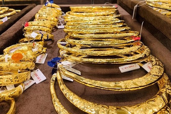 Giá vàng hôm nay 1/7: Áp lực chốt lời, vàng vẫn giữ đỉnh