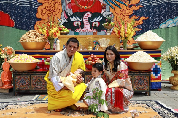 Vợ chồng Hoàng hậu vạn người mê Bhutan chính thức công bố tên con trai thứ 2 và loạt ảnh hiện tại của đứa trẻ khiến dân mạng xuýt xoa-1