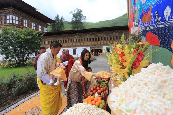 Vợ chồng Hoàng hậu vạn người mê Bhutan chính thức công bố tên con trai thứ 2 và loạt ảnh hiện tại của đứa trẻ khiến dân mạng xuýt xoa-2