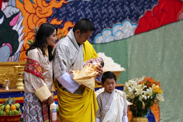 Vợ chồng Hoàng hậu vạn người mê Bhutan chính thức công bố tên con trai thứ 2 và loạt ảnh hiện tại của đứa trẻ khiến dân mạng xuýt xoa-3