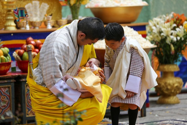 Vợ chồng Hoàng hậu vạn người mê Bhutan chính thức công bố tên con trai thứ 2 và loạt ảnh hiện tại của đứa trẻ khiến dân mạng xuýt xoa-4
