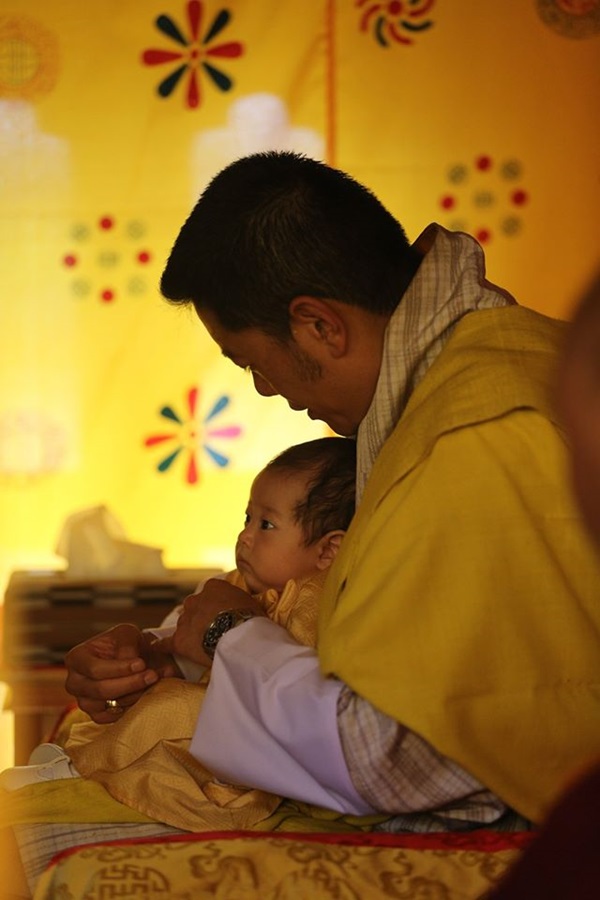 Vợ chồng Hoàng hậu vạn người mê Bhutan chính thức công bố tên con trai thứ 2 và loạt ảnh hiện tại của đứa trẻ khiến dân mạng xuýt xoa-5