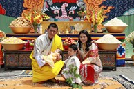 Vợ chồng Hoàng hậu 'vạn người mê' Bhutan chính thức công bố tên con trai thứ 2 và loạt ảnh hiện tại của đứa trẻ khiến dân mạng xuýt xoa
