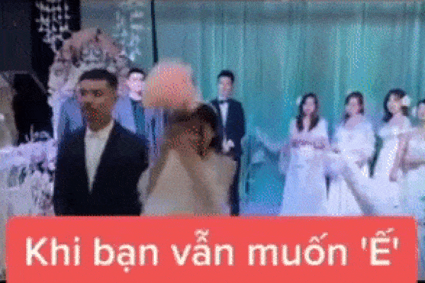 Cô dâu sững sờ khi hội bạn thân né hoa cưới lại còn dùng chân đá đi