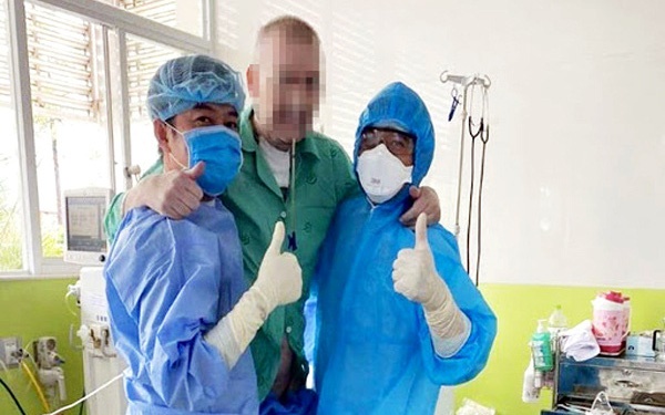 Nam phi công người Anh đã hồi phục tốt, tâm lý ổn định hơn, phục hồi hoàn toàn sức cơ chân, bước đi được nhiều hơn-1