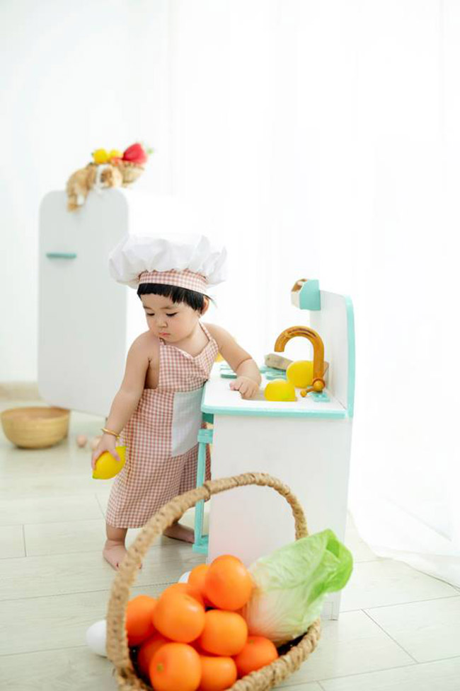 Dẫn con đi chụp ảnh kỷ niệm thôi nôi với bộ đầm nàng tiên cá, nào ngờ con phá nát” buổi chụp hình, khóc từ lúc đến tới lúc về-3