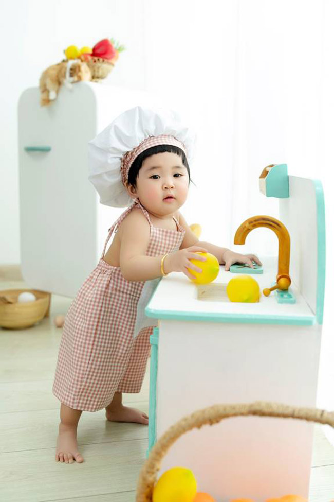 Dẫn con đi chụp ảnh kỷ niệm thôi nôi với bộ đầm nàng tiên cá, nào ngờ con phá nát” buổi chụp hình, khóc từ lúc đến tới lúc về-4