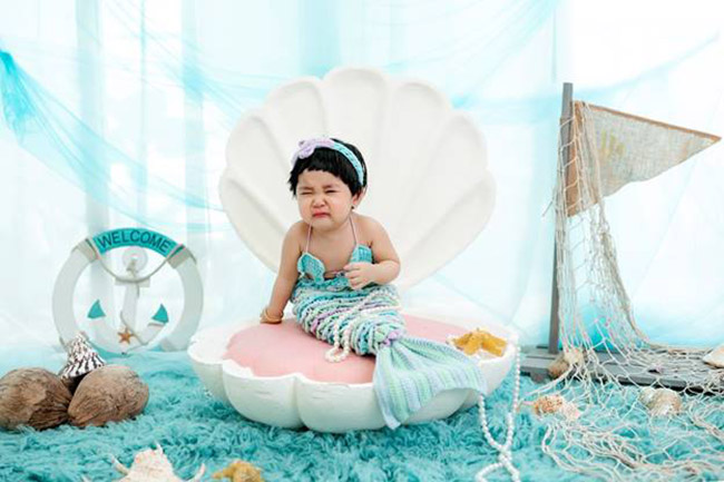 Dẫn con đi chụp ảnh kỷ niệm thôi nôi với bộ đầm nàng tiên cá, nào ngờ con phá nát” buổi chụp hình, khóc từ lúc đến tới lúc về-6