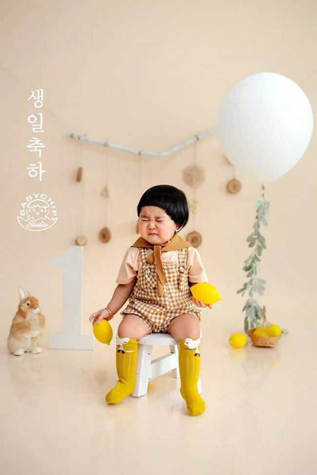 Dẫn con đi chụp ảnh kỷ niệm thôi nôi với bộ đầm nàng tiên cá, nào ngờ con phá nát” buổi chụp hình, khóc từ lúc đến tới lúc về-7