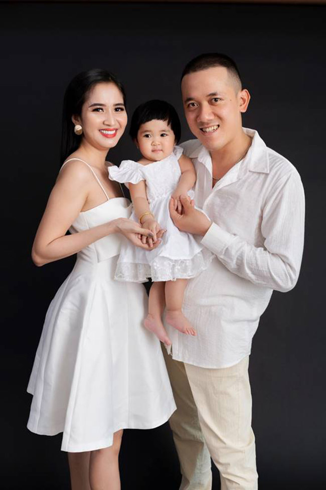 Dẫn con đi chụp ảnh kỷ niệm thôi nôi với bộ đầm nàng tiên cá, nào ngờ con phá nát” buổi chụp hình, khóc từ lúc đến tới lúc về-9