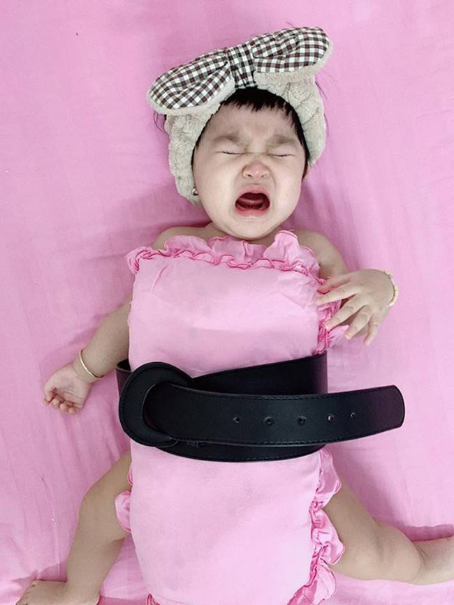 Dẫn con đi chụp ảnh kỷ niệm thôi nôi với bộ đầm nàng tiên cá, nào ngờ con phá nát” buổi chụp hình, khóc từ lúc đến tới lúc về-11