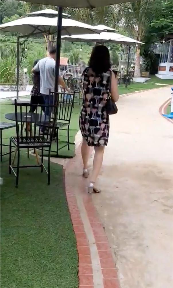 Xôn xao clip mẹ chồng thay con dâu đánh ghen giữa quán cafe, thái độ hỗn hào của con trai và cô nàng tiểu tam gây phẫn nộ-2