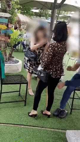 Xôn xao clip mẹ chồng thay con dâu đánh ghen giữa quán cafe, thái độ hỗn hào của con trai và cô nàng tiểu tam gây phẫn nộ-1