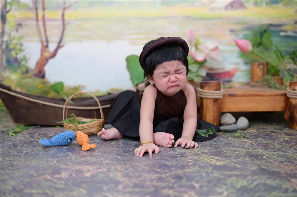 Dẫn con đi chụp ảnh kỷ niệm thôi nôi với bộ đầm nàng tiên cá, nào ngờ con phá nát” buổi chụp hình, khóc từ lúc đến tới lúc về-8