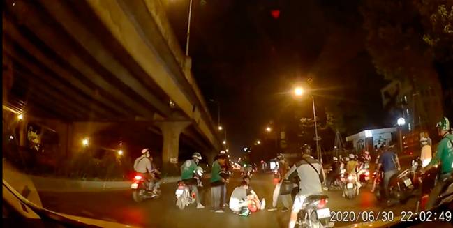 Thấy người phụ nữ mang bầu gặp tai nạn nằm co giật giữa đường trong đêm vắng, tài xế ô tô có hành động đẹp khiến nhiều người cảm kích-1