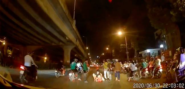 Thấy người phụ nữ mang bầu gặp tai nạn nằm co giật giữa đường trong đêm vắng, tài xế ô tô có hành động đẹp khiến nhiều người cảm kích-2