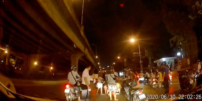 Thấy người phụ nữ mang bầu gặp tai nạn nằm co giật giữa đường trong đêm vắng, tài xế ô tô có hành động đẹp khiến nhiều người cảm kích-3