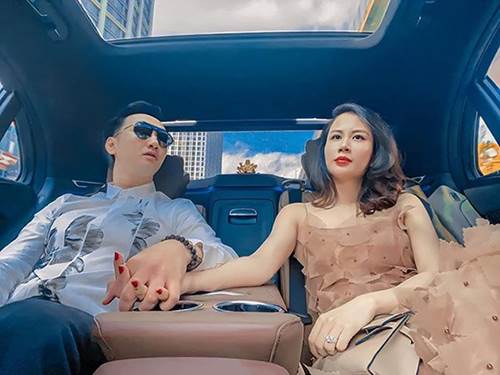 Hết thuê 3 giúp việc, vợ 2 MC Thành Trung tiếp tục cho cặp song sinh ăn dặm cầu kỳ-1