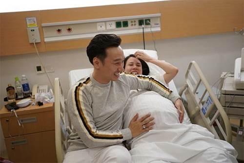 Hết thuê 3 giúp việc, vợ 2 MC Thành Trung tiếp tục cho cặp song sinh ăn dặm cầu kỳ-2