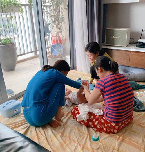Hết thuê 3 giúp việc, vợ 2 MC Thành Trung tiếp tục cho cặp song sinh ăn dặm cầu kỳ-4
