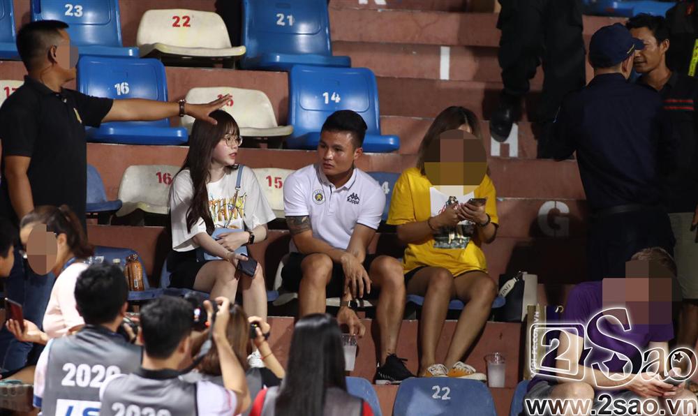 Sau scandal đâm Mẹc vào ngõ cụt, Quang Hải ra sân có vệ sĩ bảo vệ như sao hạng A-5