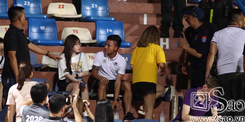 Sau scandal đâm Mẹc vào ngõ cụt, Quang Hải ra sân có vệ sĩ bảo vệ như sao hạng A-6