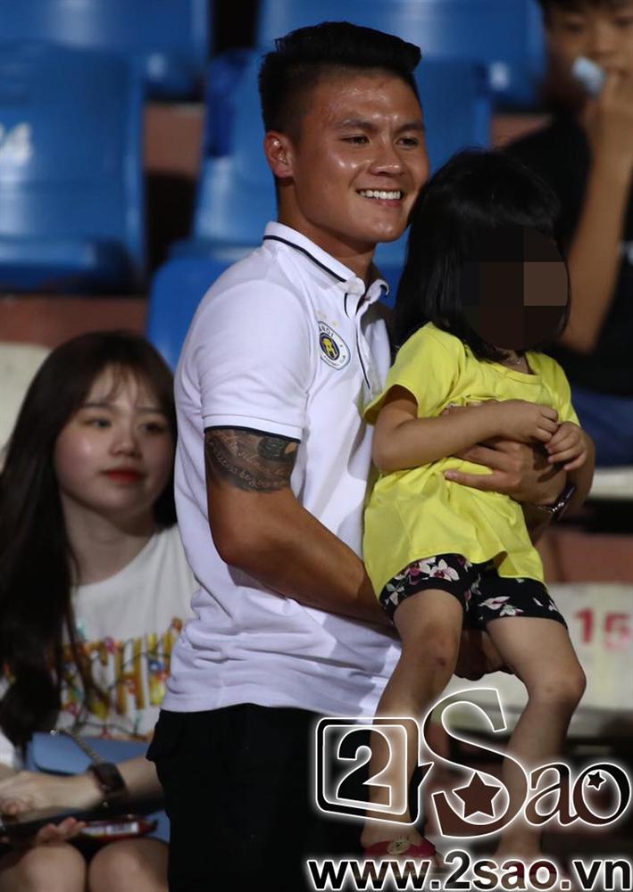 Sau scandal đâm Mẹc vào ngõ cụt, Quang Hải ra sân có vệ sĩ bảo vệ như sao hạng A-9