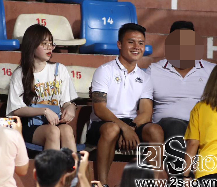 Sau scandal đâm Mẹc vào ngõ cụt, Quang Hải ra sân có vệ sĩ bảo vệ như sao hạng A-10