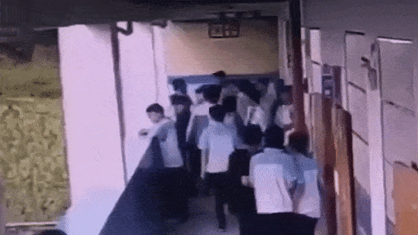 Nam sinh lớp 9 ném bạn từ tầng 4 xuống bị buộc tội giết người, tiết lộ nguyên nhân phía sau của vụ việc-1