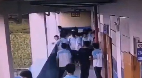 Nam sinh lớp 9 ném bạn từ tầng 4 xuống bị buộc tội giết người, tiết lộ nguyên nhân phía sau của vụ việc-3