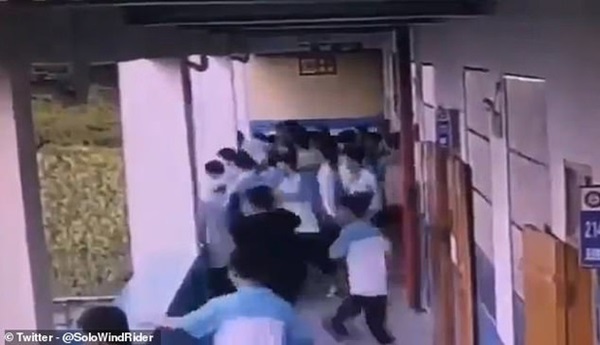 Nam sinh lớp 9 ném bạn từ tầng 4 xuống bị buộc tội giết người, tiết lộ nguyên nhân phía sau của vụ việc-4