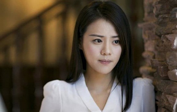 Đi làm về muộn thấy chồng cũ nằm gục trước cửa nhà, khi tôi còn chưa kịp hiểu gì thì một cô gái xinh đẹp bước đến nói những lời gây sốc-2