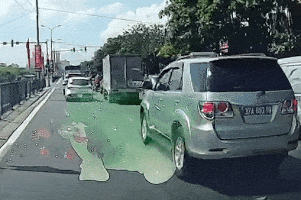 Xe máy tông vào đuôi ôtô vì không kịp giảm tốc khi đèn đỏ