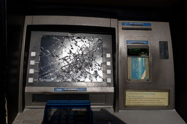 Rút tiền bị nuốt thẻ, 1 người ở quận 12 dùng búa phá hủy trụ ATM-1