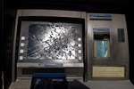 Rút tiền bị nuốt thẻ, người đàn ông đập phá trụ ATM ở Bình Dương-3