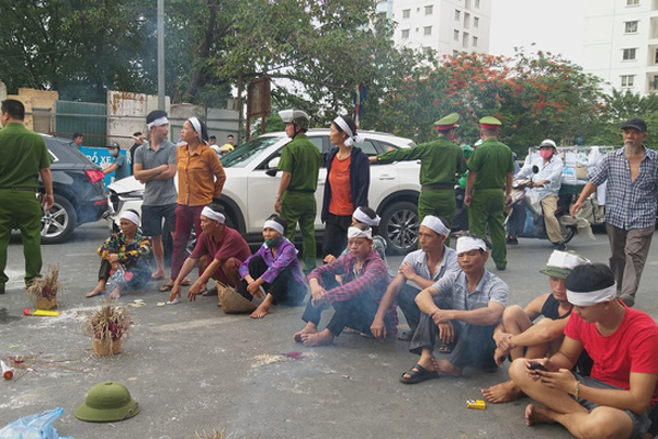 Vụ người thân mang di ảnh nữ nạn nhân tử vong vì TNGT ra giữa đường ngồi: Nặng trĩu tâm tư người chồng-7