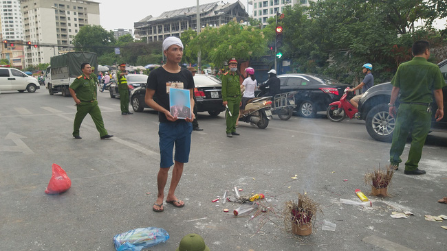 Gia đình nạn nhân tử vong vì tai nạn giao thông 1 năm trước đeo tang, mang di ảnh người nhà ra giữa đường ngồi-2