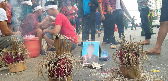 Gia đình nạn nhân tử vong vì tai nạn giao thông 1 năm trước đeo tang, mang di ảnh người nhà ra giữa đường ngồi-3