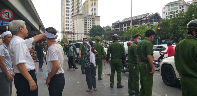Gia đình nạn nhân tử vong vì tai nạn giao thông 1 năm trước đeo tang, mang di ảnh người nhà ra giữa đường ngồi-4