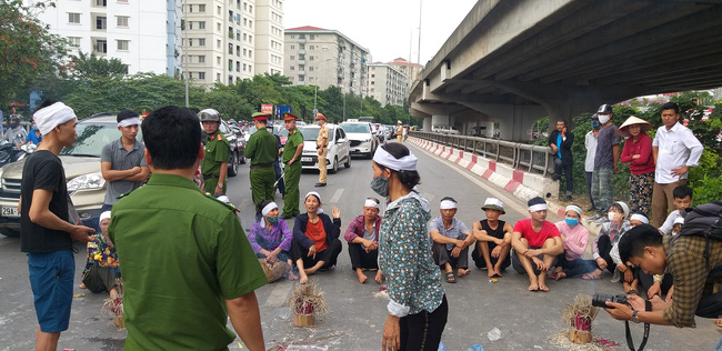 Gia đình nạn nhân tử vong vì tai nạn giao thông 1 năm trước đeo tang, mang di ảnh người nhà ra giữa đường ngồi-5