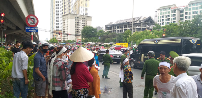 Gia đình nạn nhân tử vong vì tai nạn giao thông 1 năm trước đeo tang, mang di ảnh người nhà ra giữa đường ngồi-6