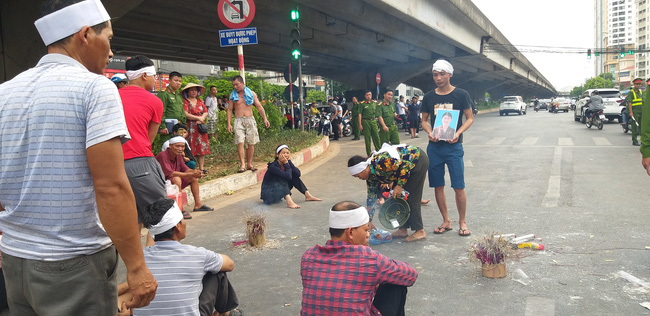 Gia đình nạn nhân tử vong vì tai nạn giao thông 1 năm trước đeo tang, mang di ảnh người nhà ra giữa đường ngồi-7