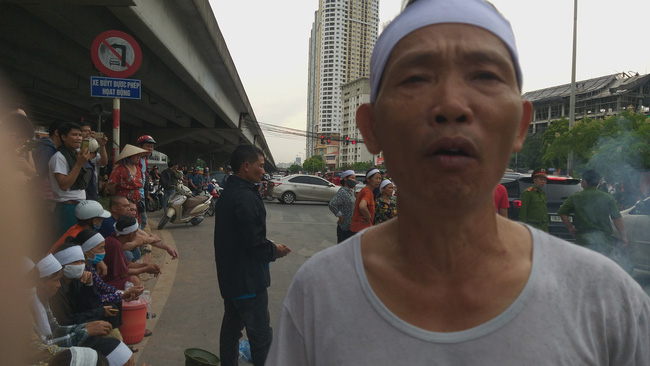 Gia đình nạn nhân tử vong vì tai nạn giao thông 1 năm trước đeo tang, mang di ảnh người nhà ra giữa đường ngồi-8